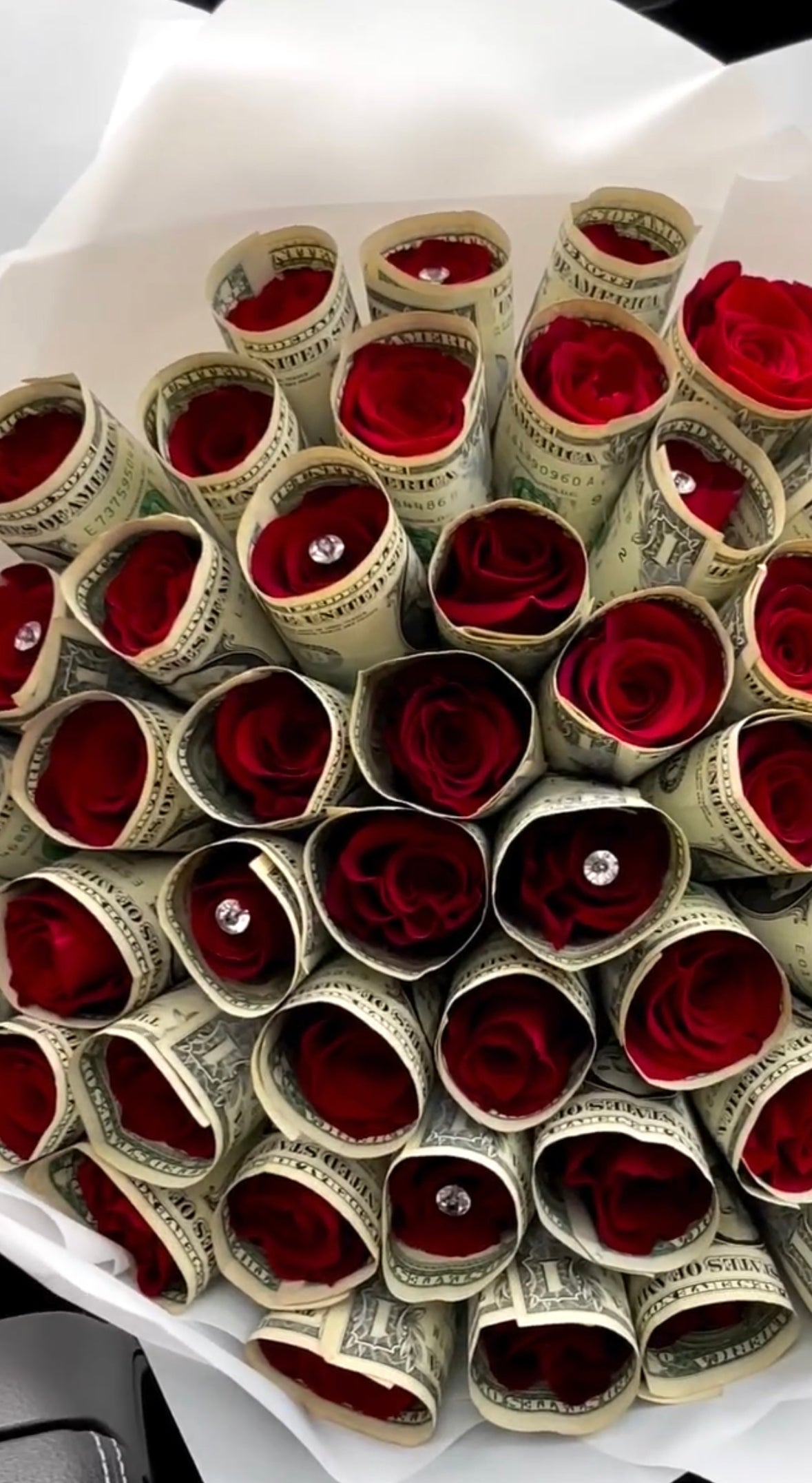 Elegante ramo de rosas rojas con billetes auténticos, ideal para sorprender en ocasiones especiales.