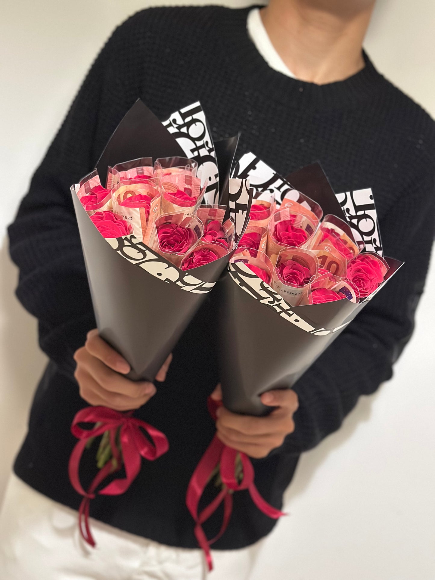 Ramo exclusivo con rosas frescas y dinero, diseñado para celebraciones y momentos únicos.