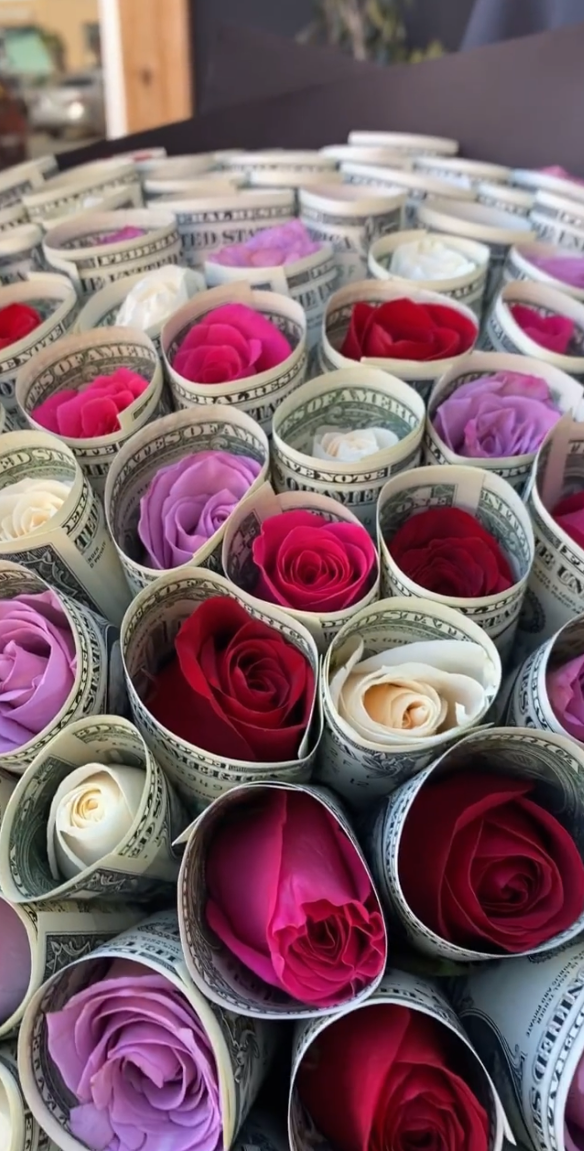 Ramo de dinero con rosas frescas, opción de regalo personalizada con diferentes valores de billetes.