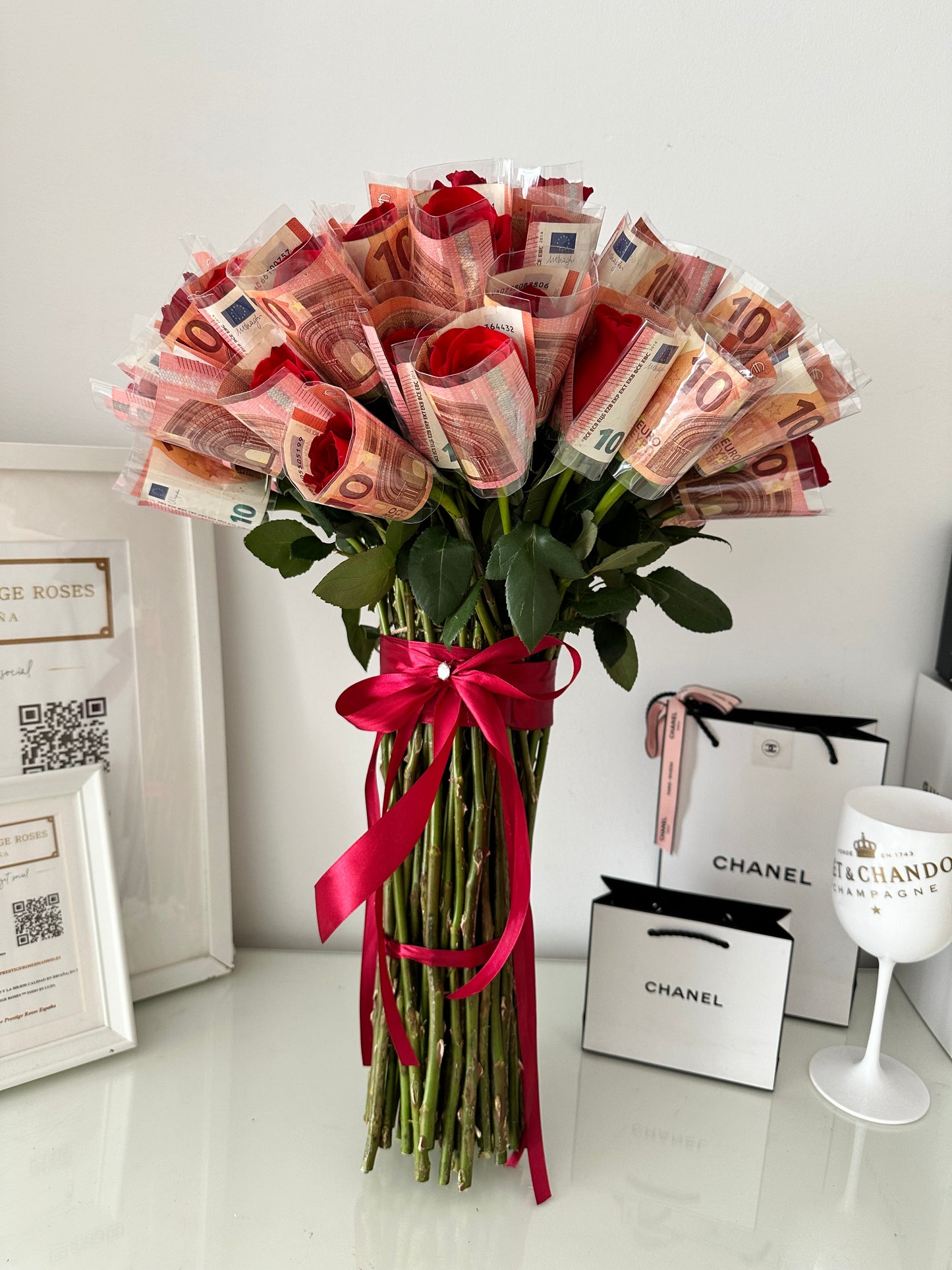 Money Bouquet premium con rosas de lujo y billetes enrollados, ideal para sorprender con distinción.