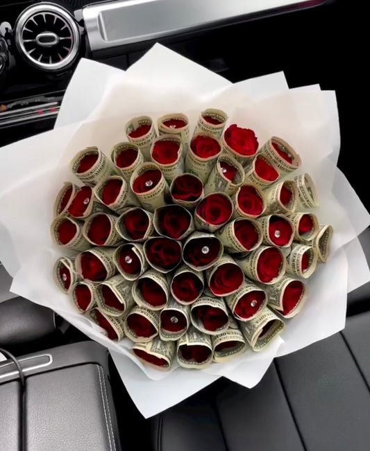 Ramo de rosas frescas con billetes enrollados, la combinación perfecta de lujo y exclusividad en Madrid.