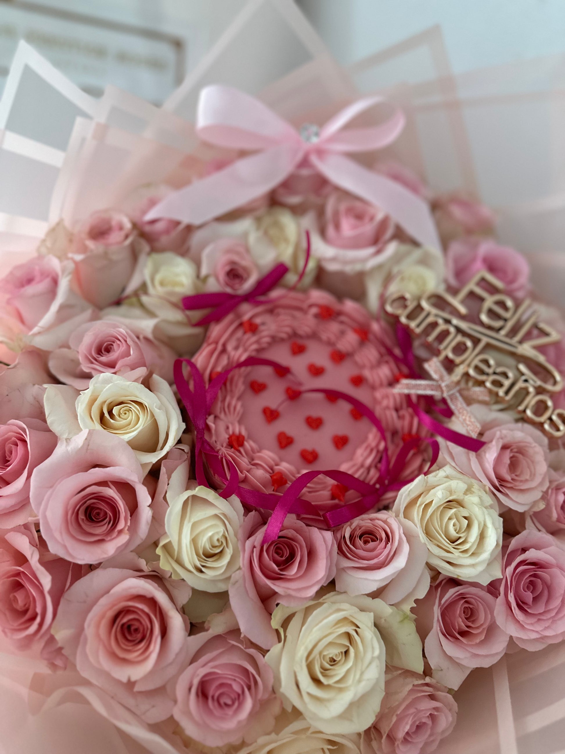 Detalle cercano de la ‘Dulce Pétalo - Flor Cake’ destacando la textura del glaseado y la frescura de las rosas naturales
