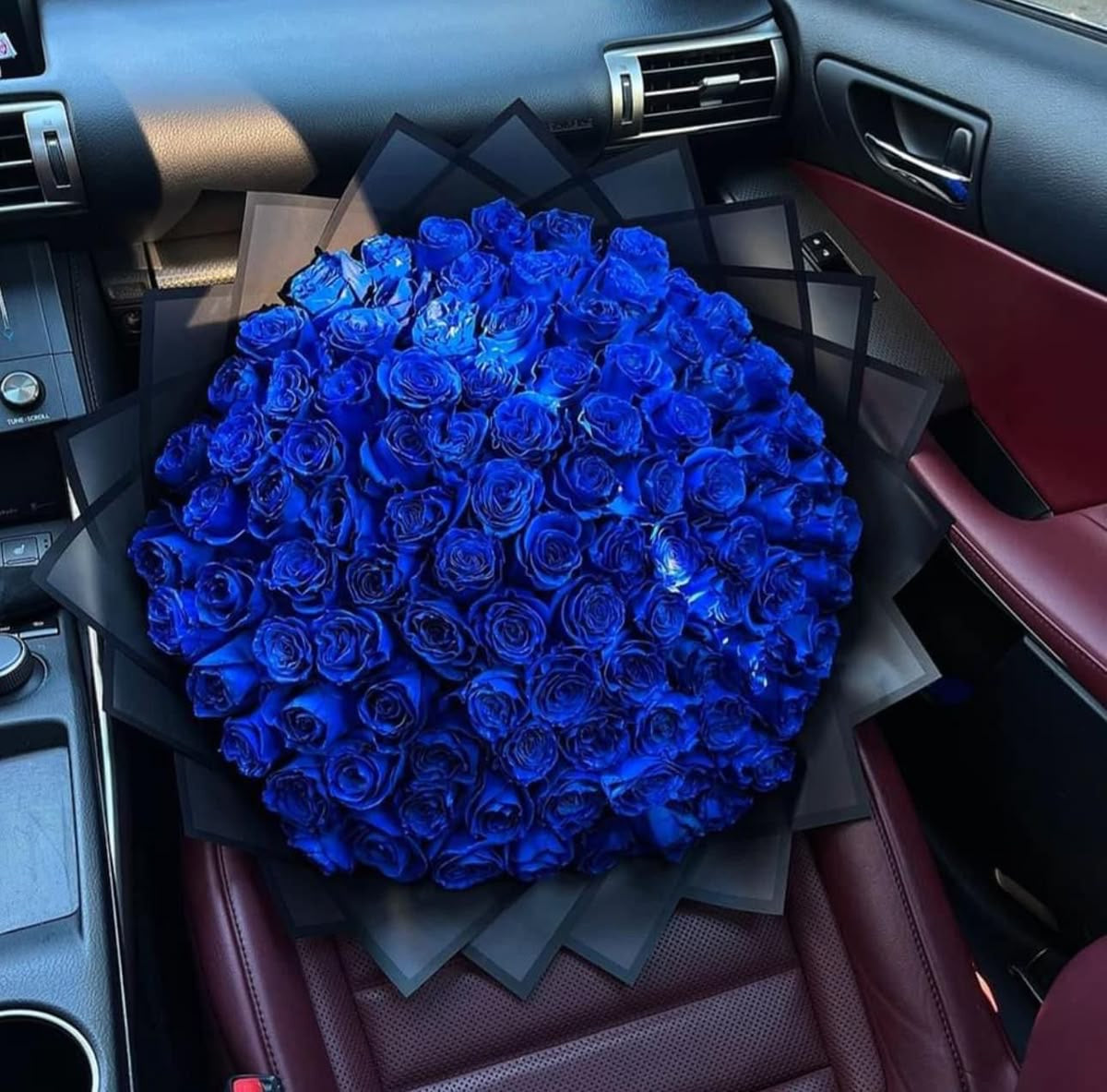 Ramo de 101 rosas azules frescas en un elegante empaque negro ideal para sorprender con exclusividad en Madrid