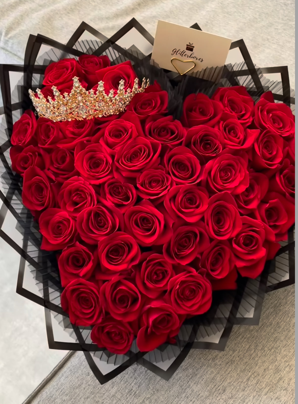 Ramo de rosas frescas rojas en forma de corazón – regalo de lujo en Madrid