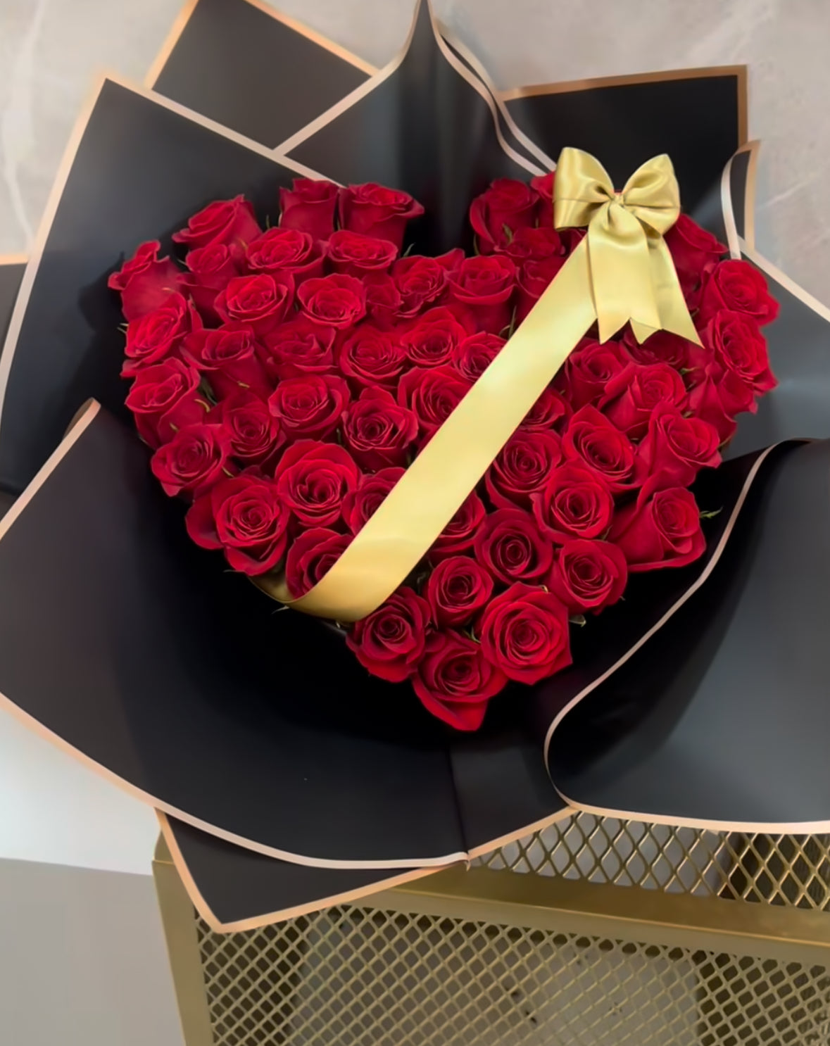 Rosas en forma de corazón con lazo personalizado – regalo floral exclusivo en Madrid