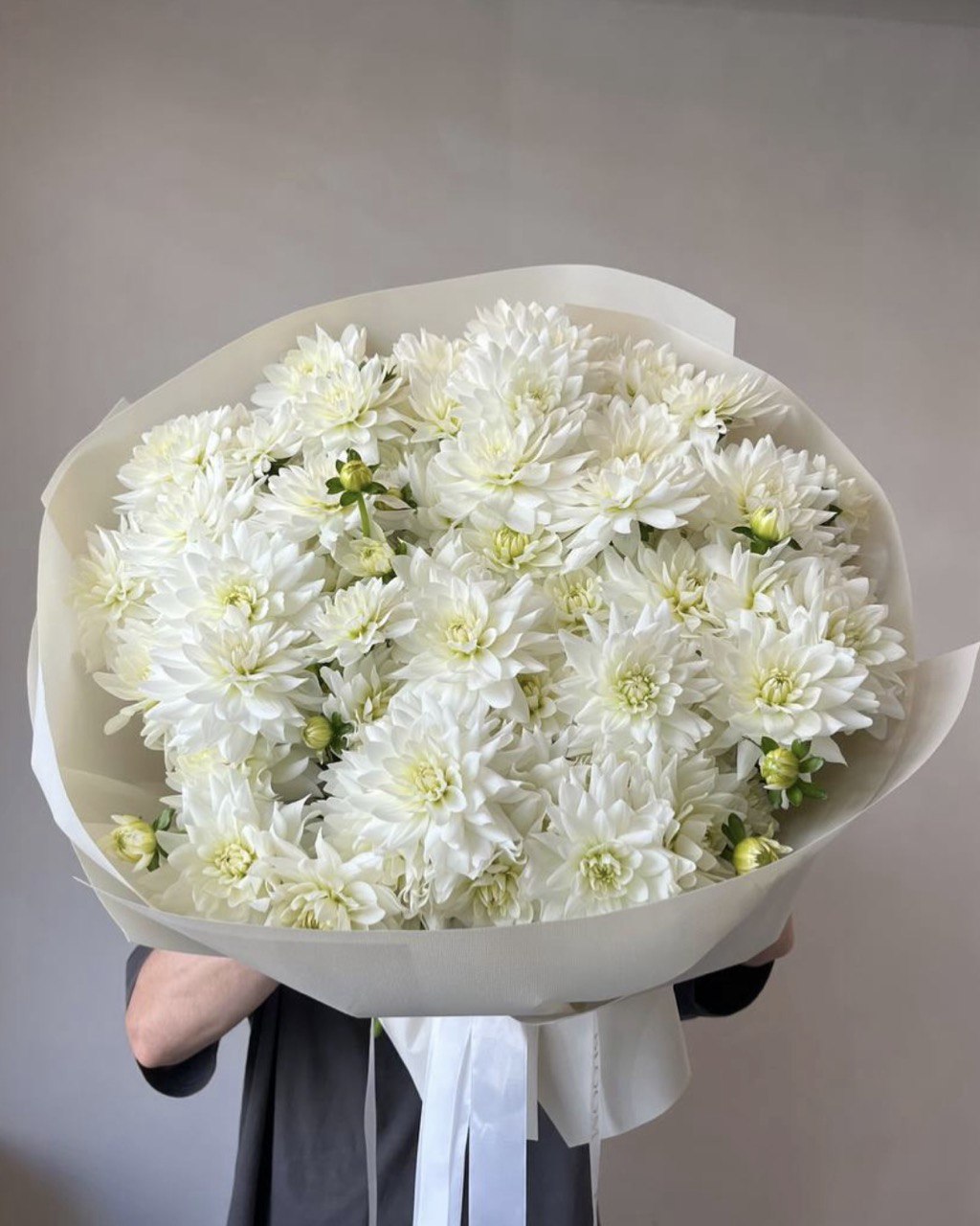 Bouquet de dalias blancas frescas con envoltorio blanco elegante, hecho a mano en Madrid