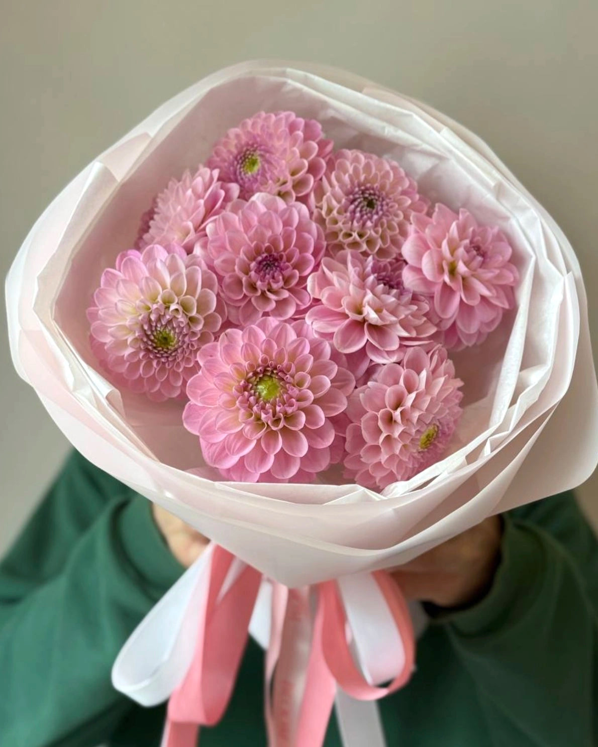 Pequeño ramo de dalias rosadas, elegante y delicado, perfecto como detalle floral de lujo