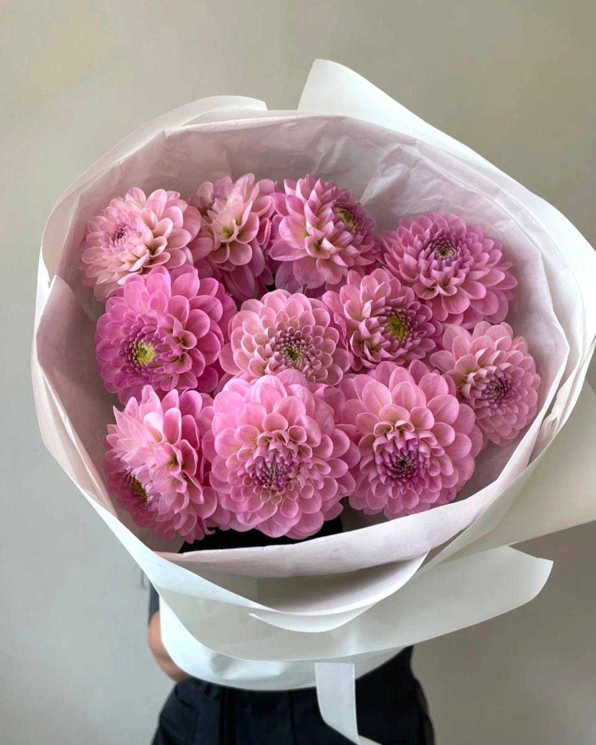 Ramo de dalias grandes en tonos cálidos, ideal para regalo o decoración de lujo