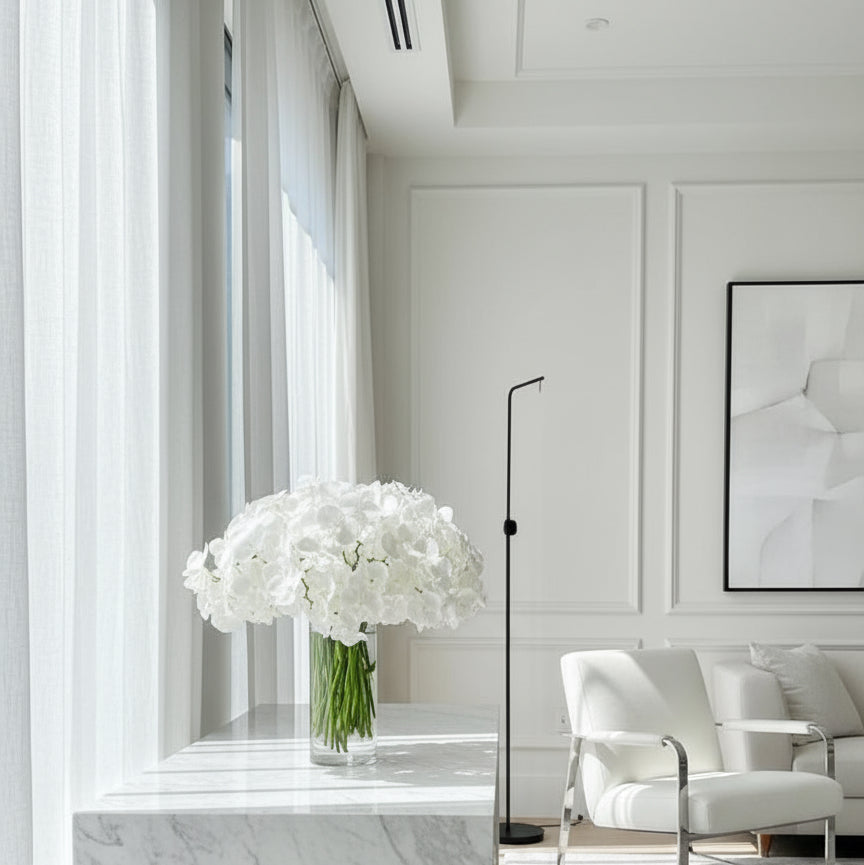 Ramo de orquídeas blancas frescas en florero de cristal sobre mesa elegante, estilo minimalista y de lujo – The Prestige Roses Madrid