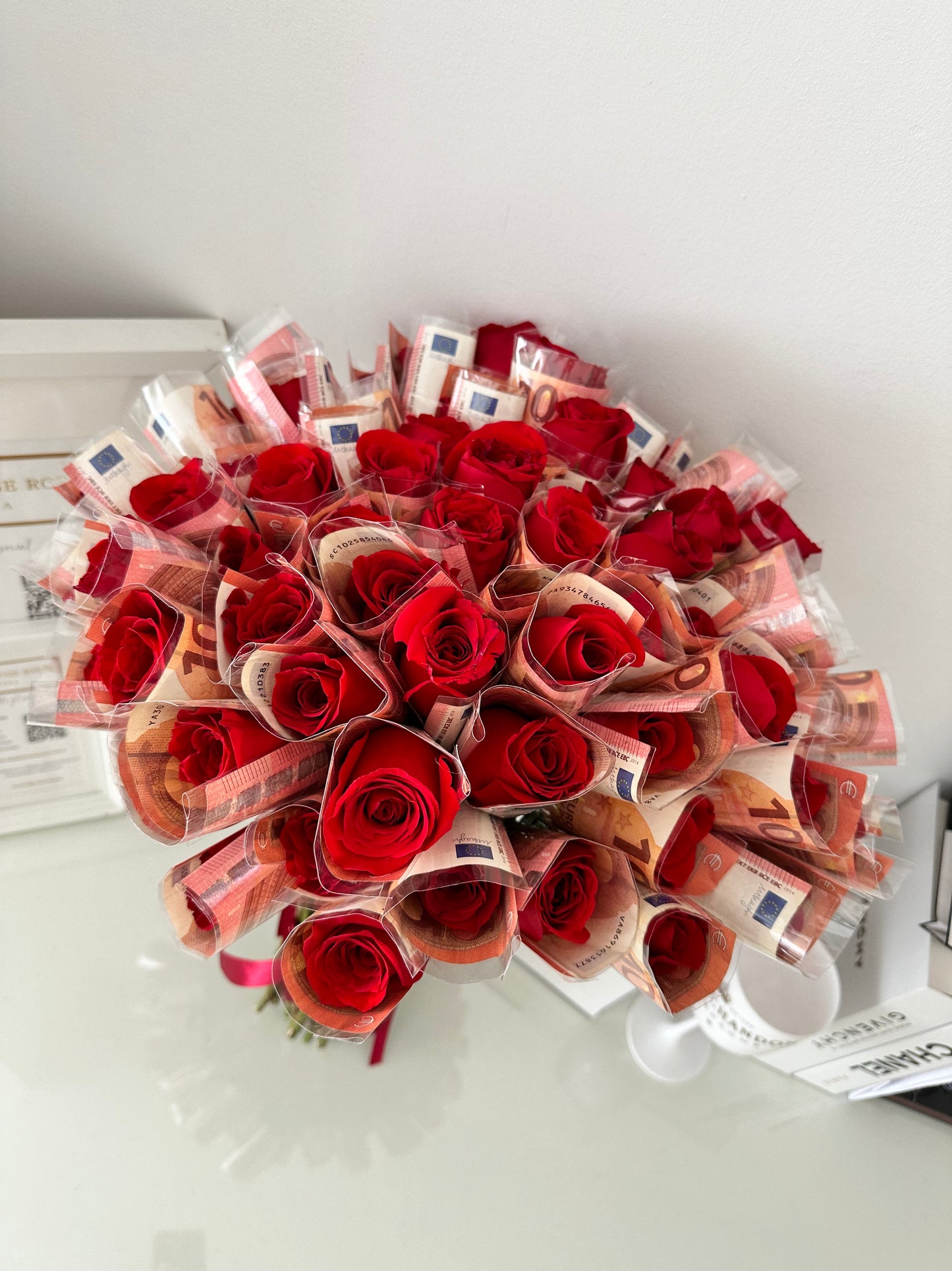 Regalo de lujo: ramo de rosas premium combinado con billetes, ideal para sorprender con elegancia.