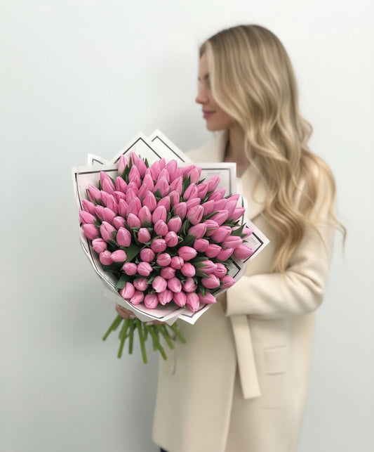 Ramo grande de tulipanes rosas frescos envuelto en papel blanco elegante – The Prestige Roses Madrid