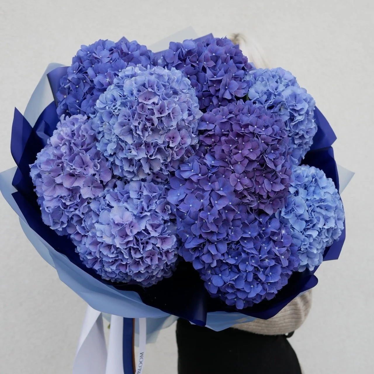 Espectacular ramo de hortensias azules, símbolo de elegancia y frescura natural, hecho a mano en Madrid.