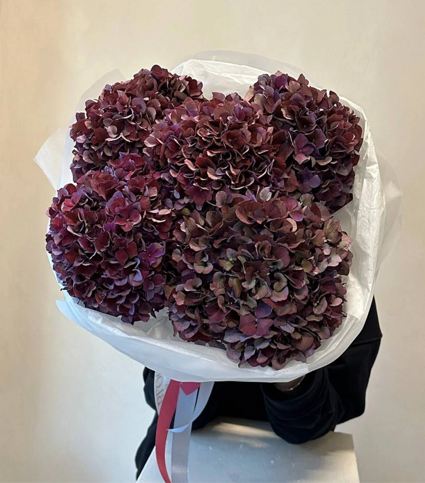 Ramo de hortensias color burdeos profundo, ideal para decoración otoñal y eventos de lujo en Madrid.