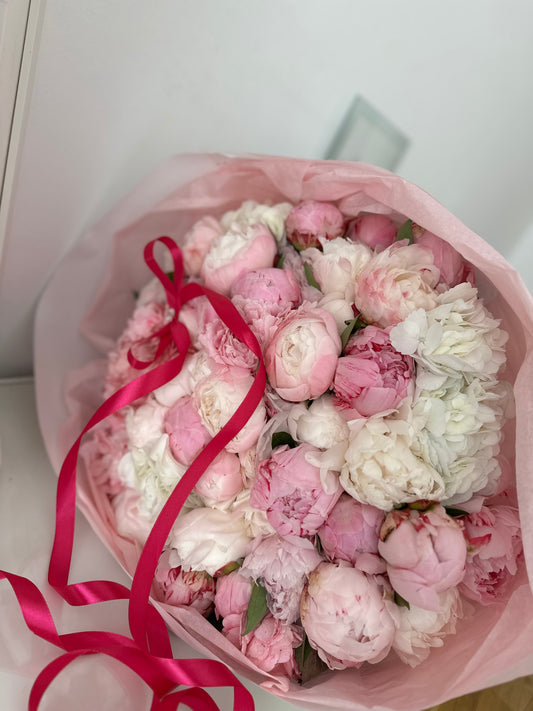 Ramo de peonías frescas y hortensias naturales en tonos rosados