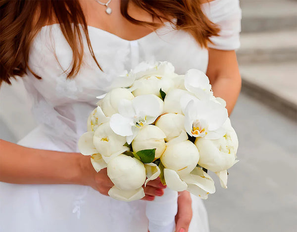 Detalle del Ramo de Peonías y Orquídeas Blancas con flores frescas y delicadas.