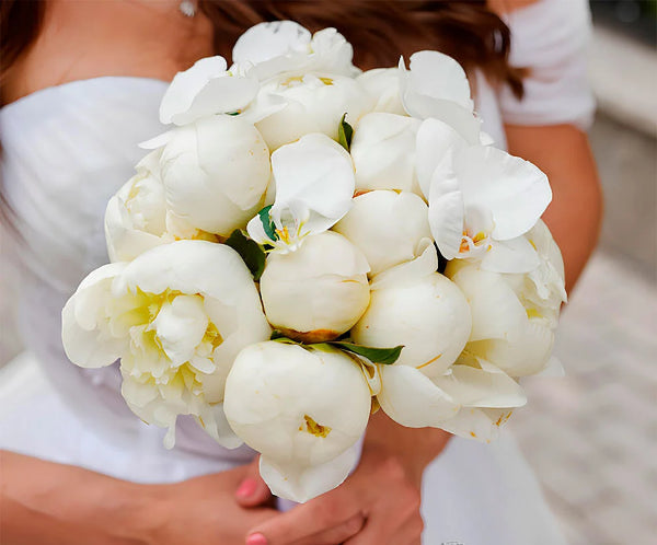Ramo de Peonías y Orquídeas Blancas, un bouquet sofisticado para bodas elegantes.
