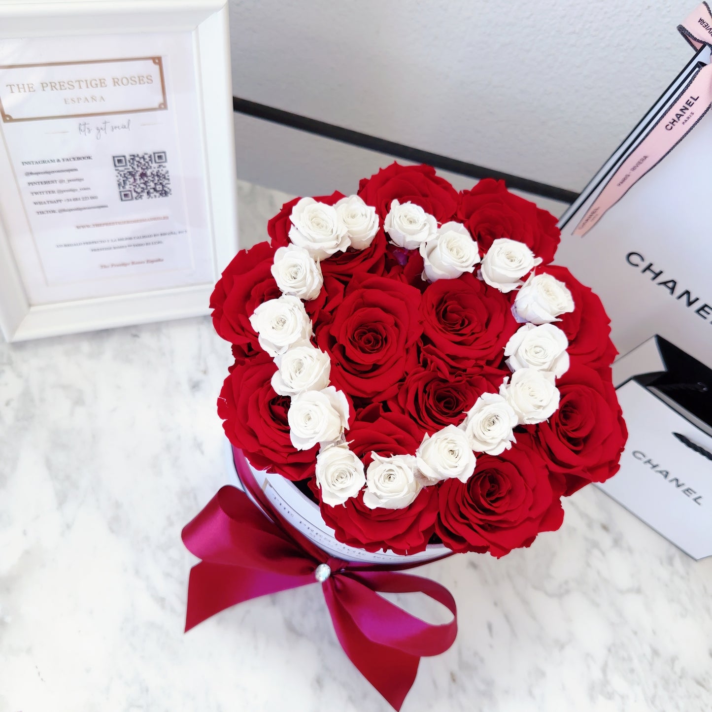 Diseño personalizado de caja con rosas frescas, una opción única para expresar amor y gratitud.