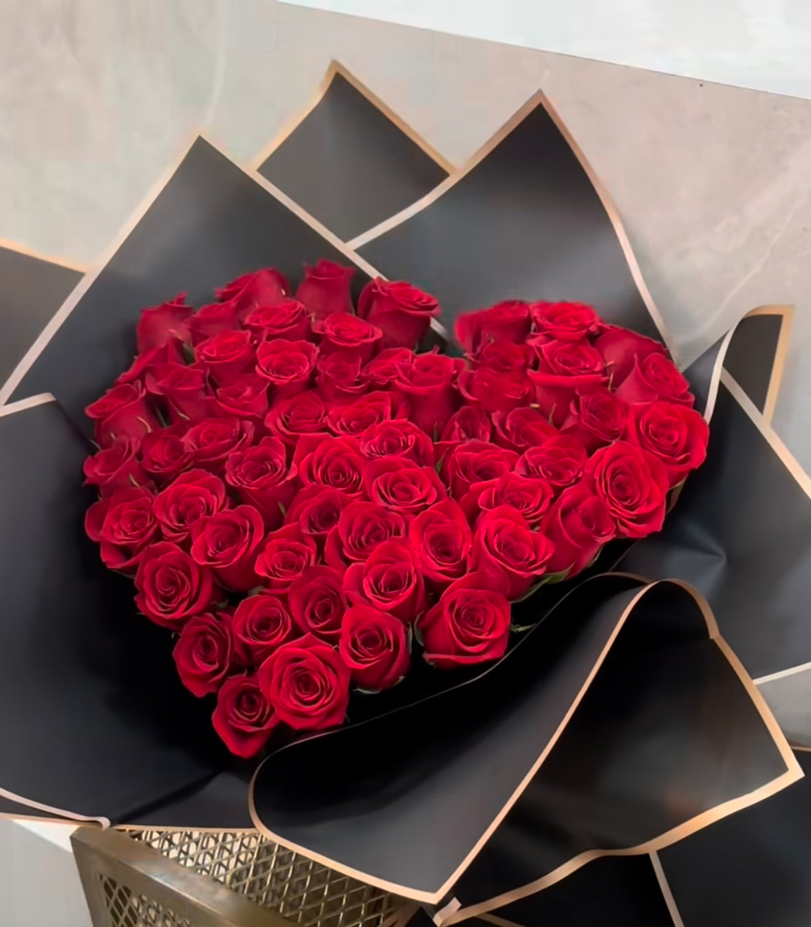 Vista superior de ramo corazón de rosas frescas rojas – regalo romántico en Madrid