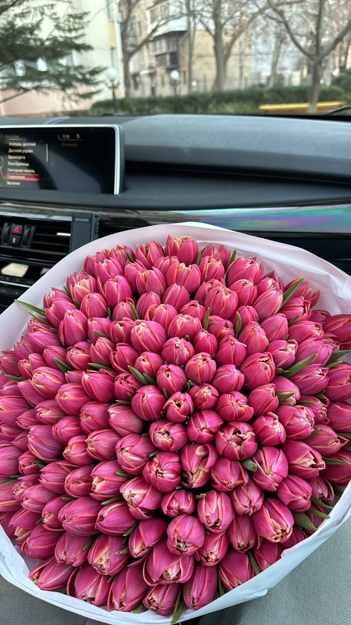 Bouquet de tulipanes rosas en tonos intensos, preparado a mano – The Prestige Roses Madrid