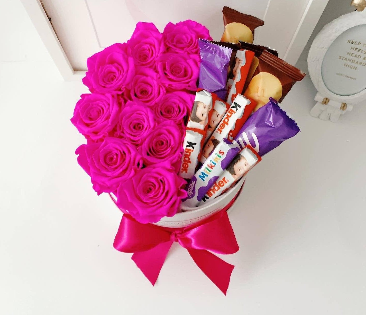 Caja Brillo Redonda de Rosas Eternas con chocolate | The Prestige Roses