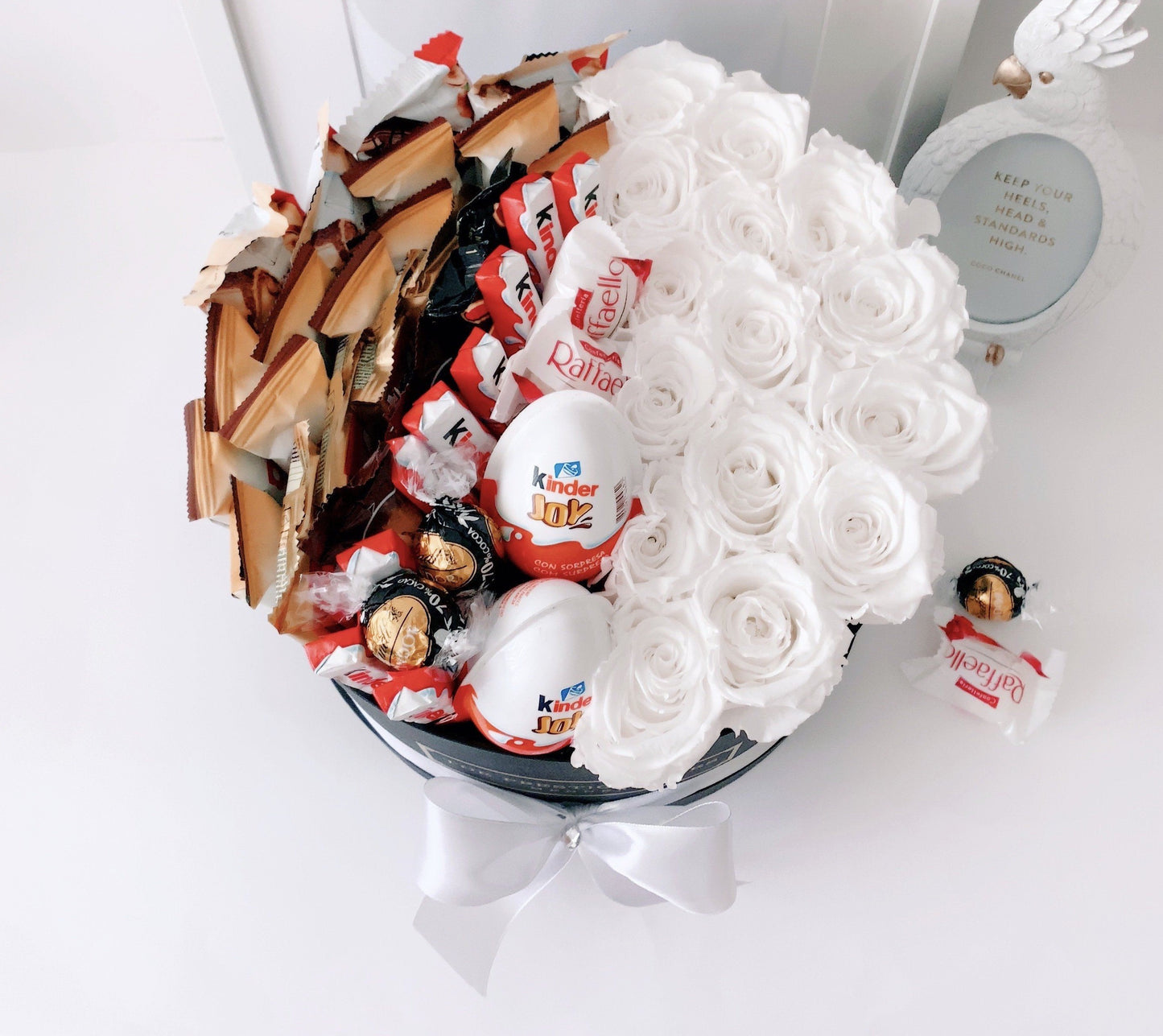 Caja Brillo Redonda de Rosas Eternas con chocolate | The Prestige Roses