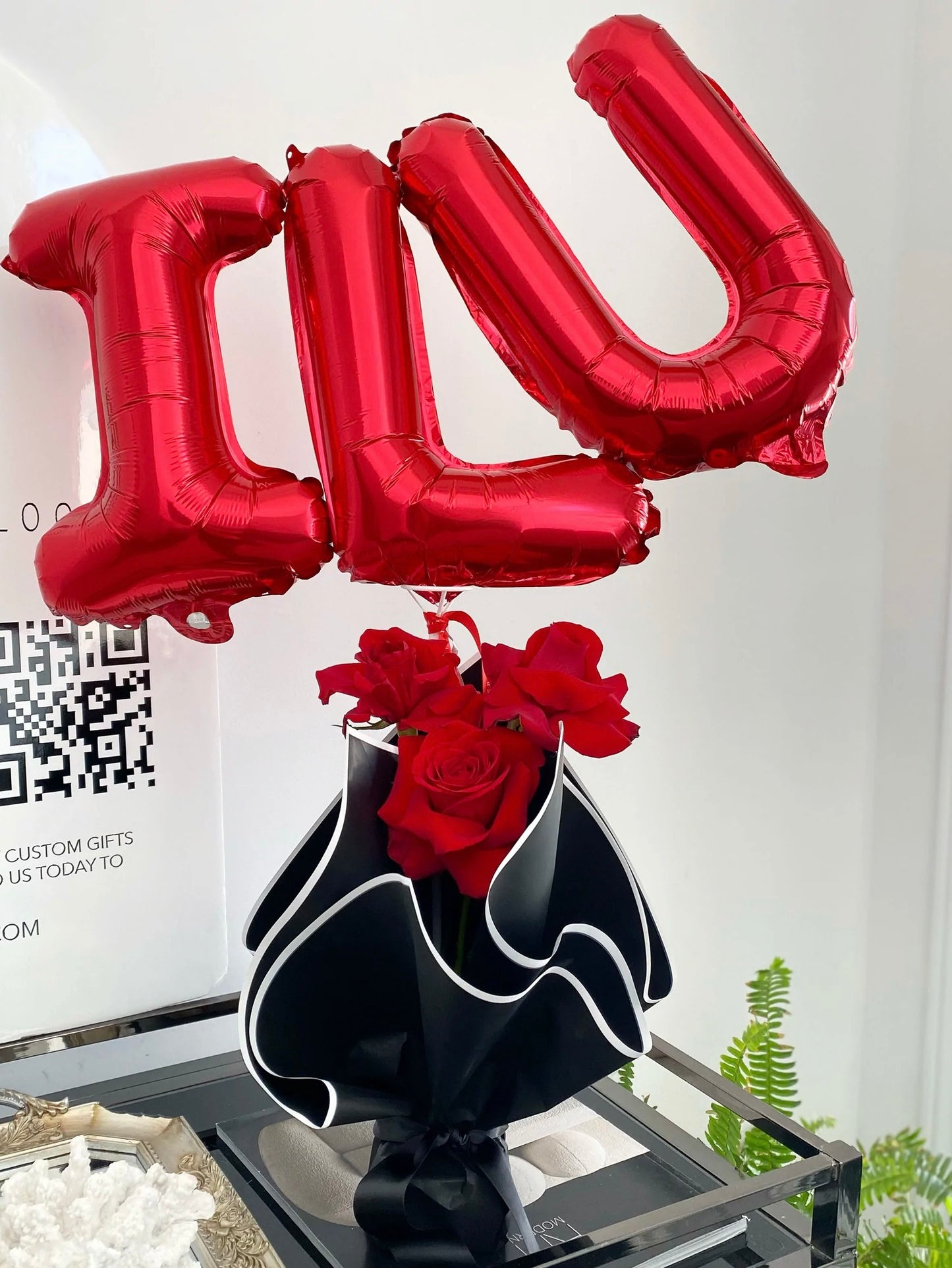 Set de Bouquet de rosas frescas naturales elegante y Globo I Love You