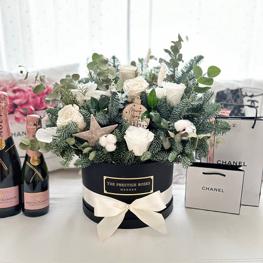 Caja navideña blanca con rosas preservadas blancas, eucalipto y decoración elegante, regalo exclusivo de Navidad.