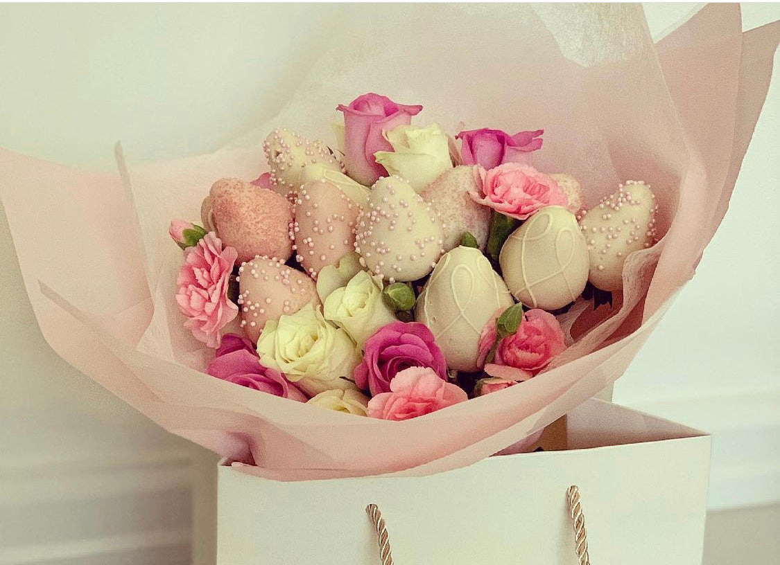 Ramo de Fresas bañadas en chocolate y Flores Frescas Naturales | The Prestige Roses