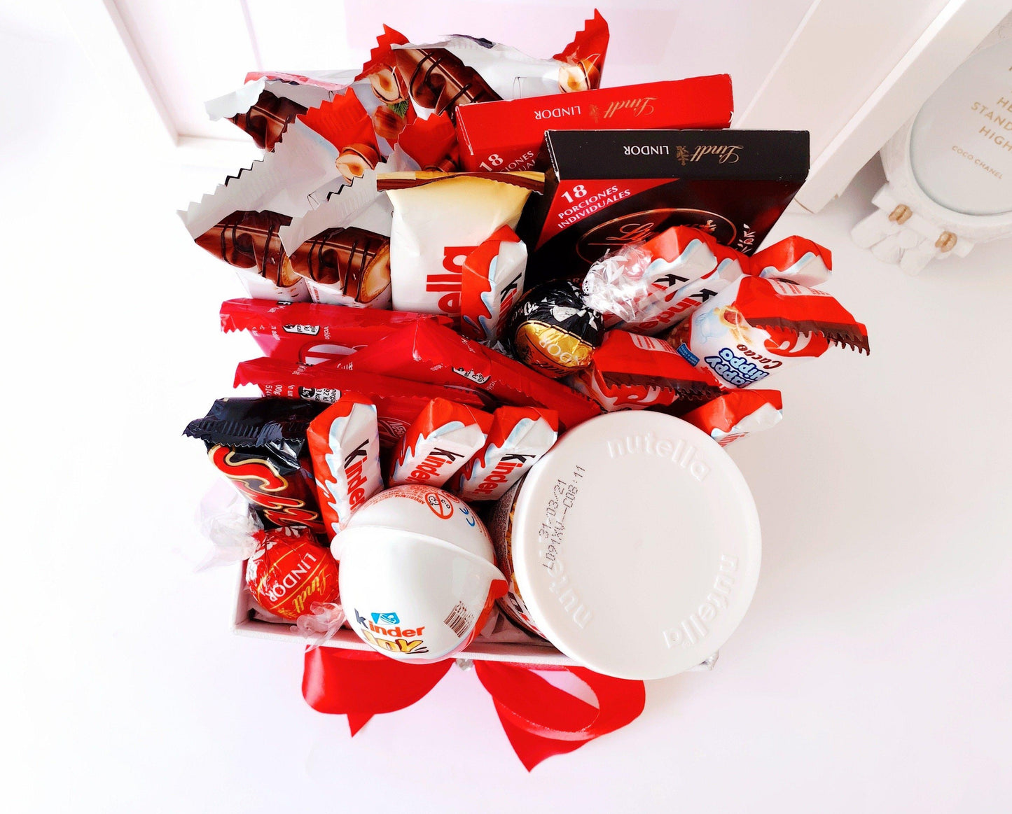 Caja Brillo Redonda de Rosas Eternas con chocolate | The Prestige Roses
