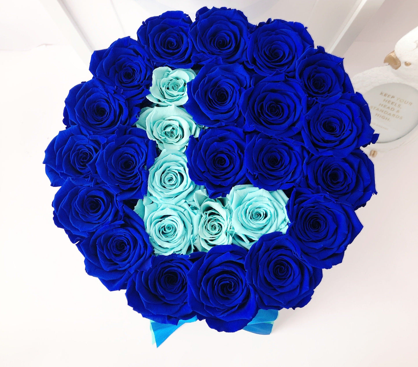 Caja de rosas frescas color azul y un L, ideal para aniversarios y celebraciones especiales en Madrid. - The Prestige Roses Madrid