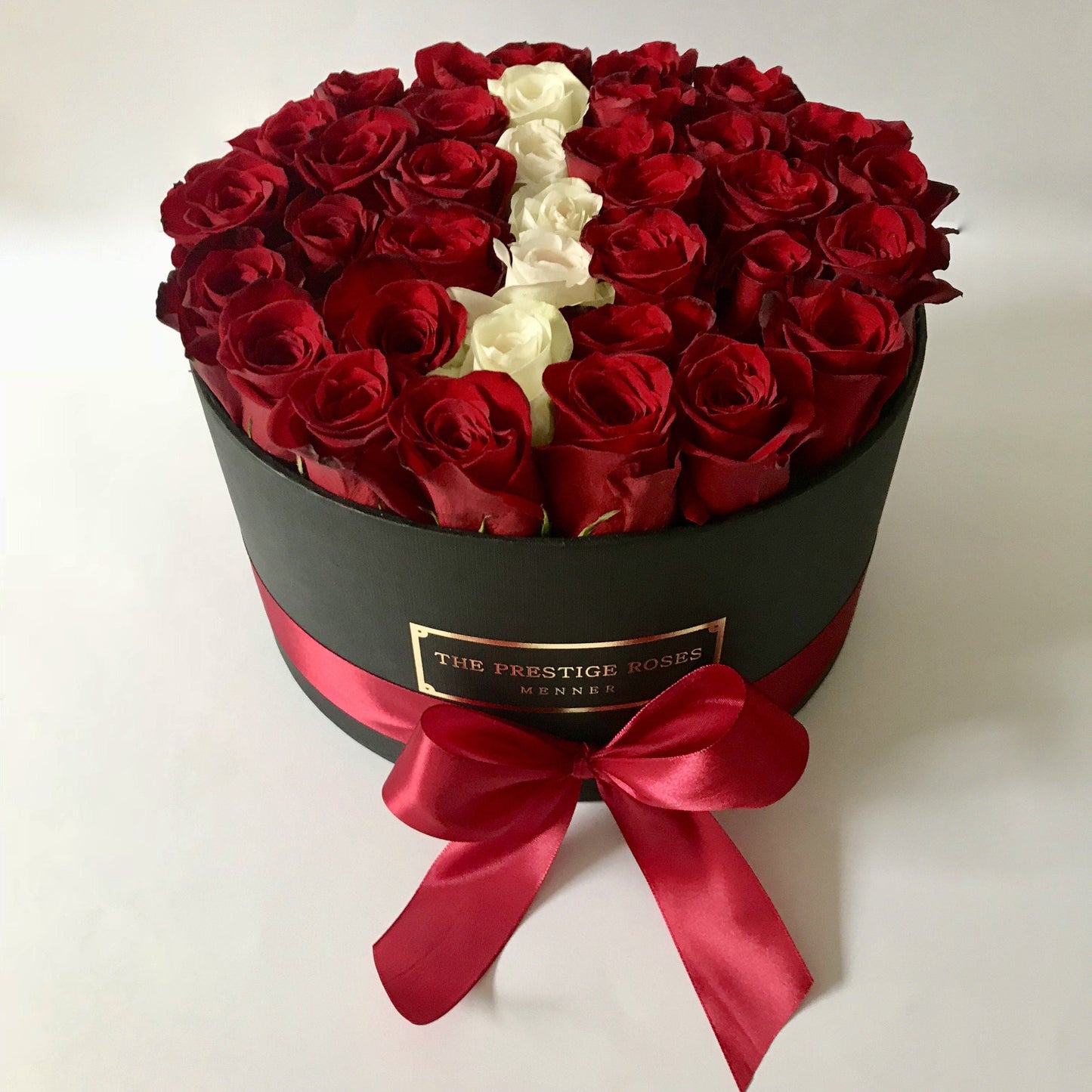 Caja grande con rosas frescas personalizadas con I con diseño elegante.- The Prestige Roses Madrid