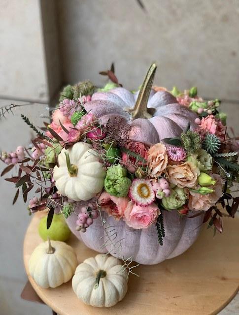 Calabaza de lujo con flores mixtas en tonos burdeos, púrpura y rosado, estilo elegante