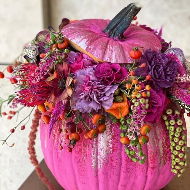 Calabaza decorativa en tono turquesa con flores otoñales y hojas secas, diseño exclusivo.