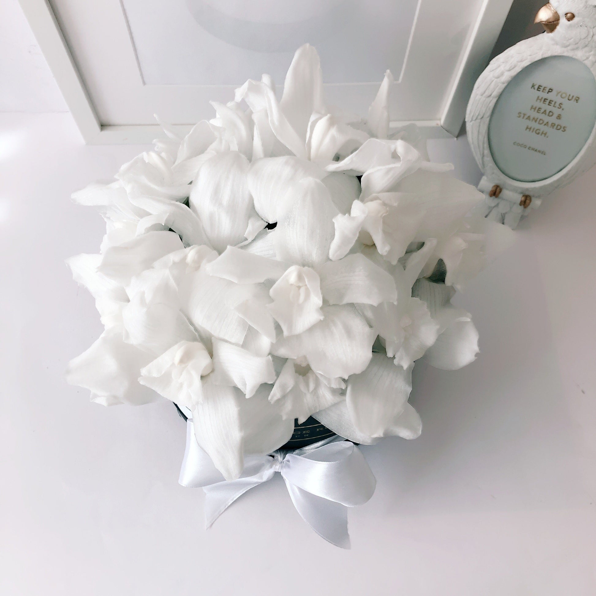 Detalle de orquídea preservada blanca de larga duración