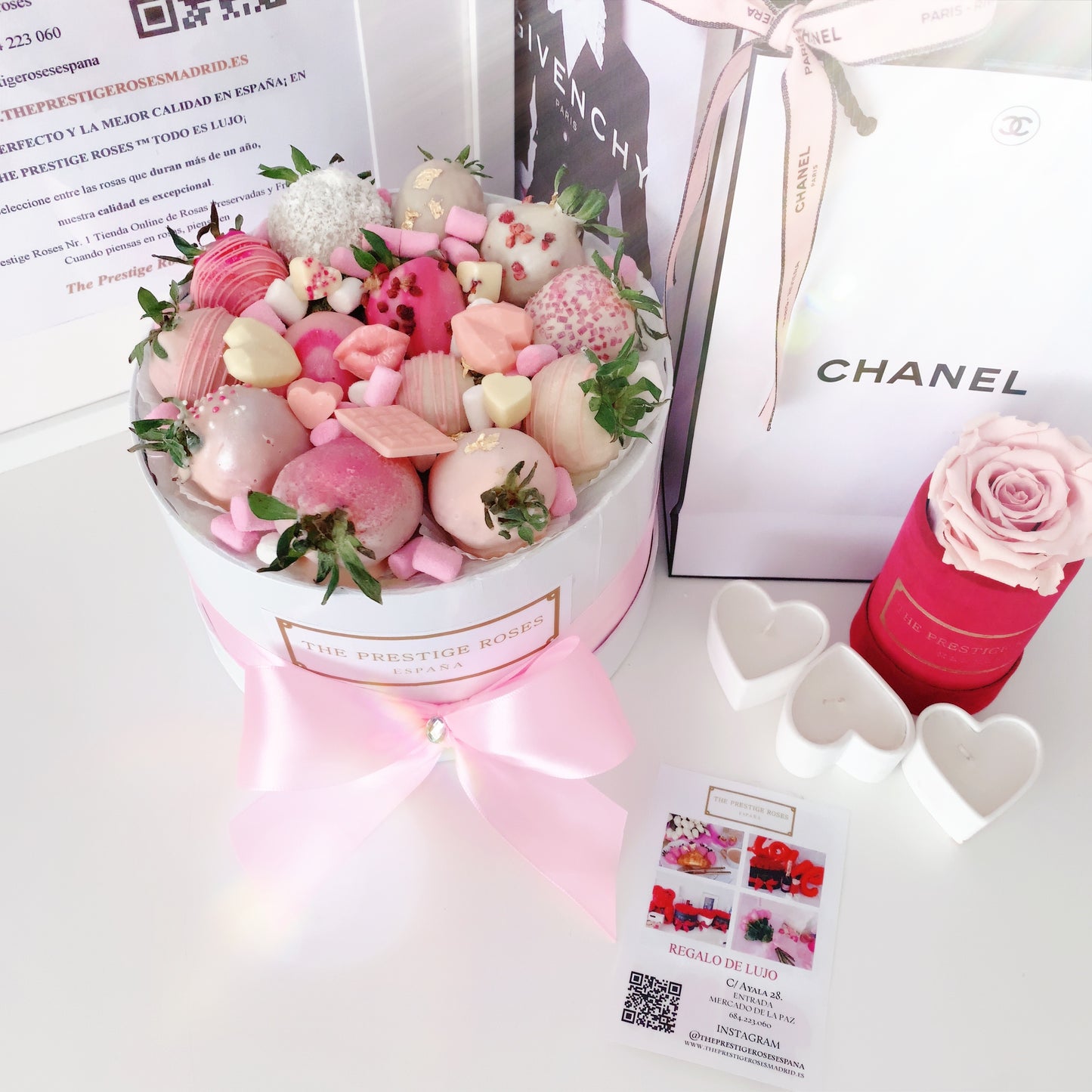 Variedad de fresas bañadas en chocolate blanco, rosa y negro en caja premium.