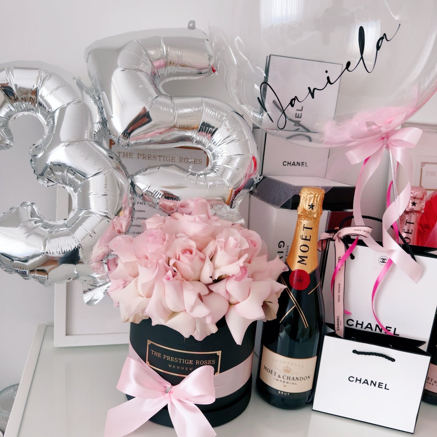 Caja de Rosas Frescas Naturales con Números para cumpleaños o aniversario