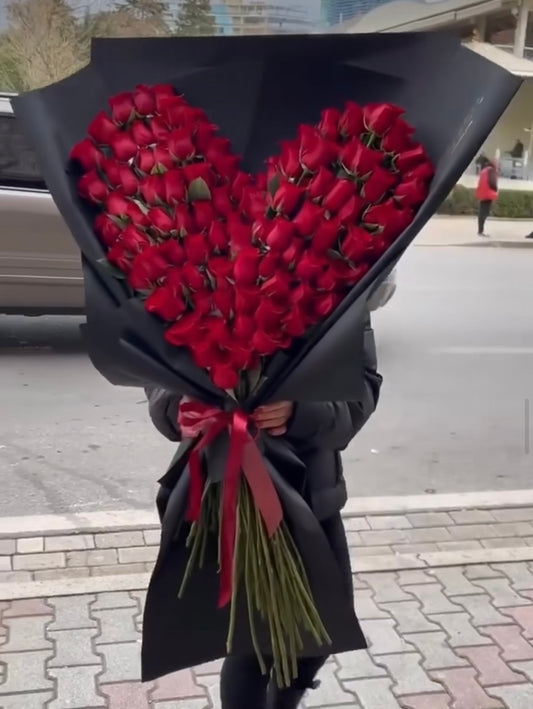 Ramo Lujo de rosas frescas en forma de corazón color rojo – Regalo romántico en Madrid.