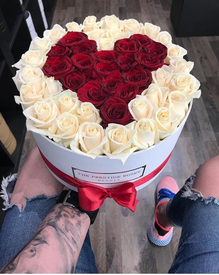 Regalo de lujo: caja de rosas frescas personalizadas, perfectas para celebraciones especiales en Madrid