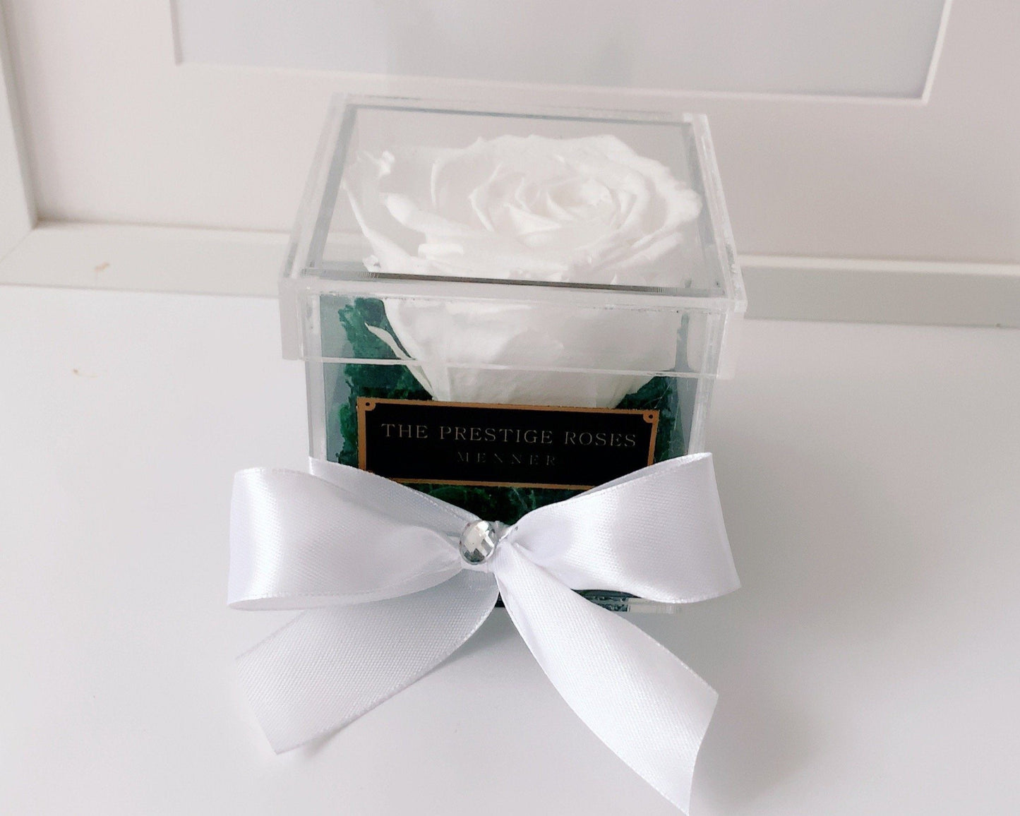 Rosa preservada blanca en caja acrílica transparente