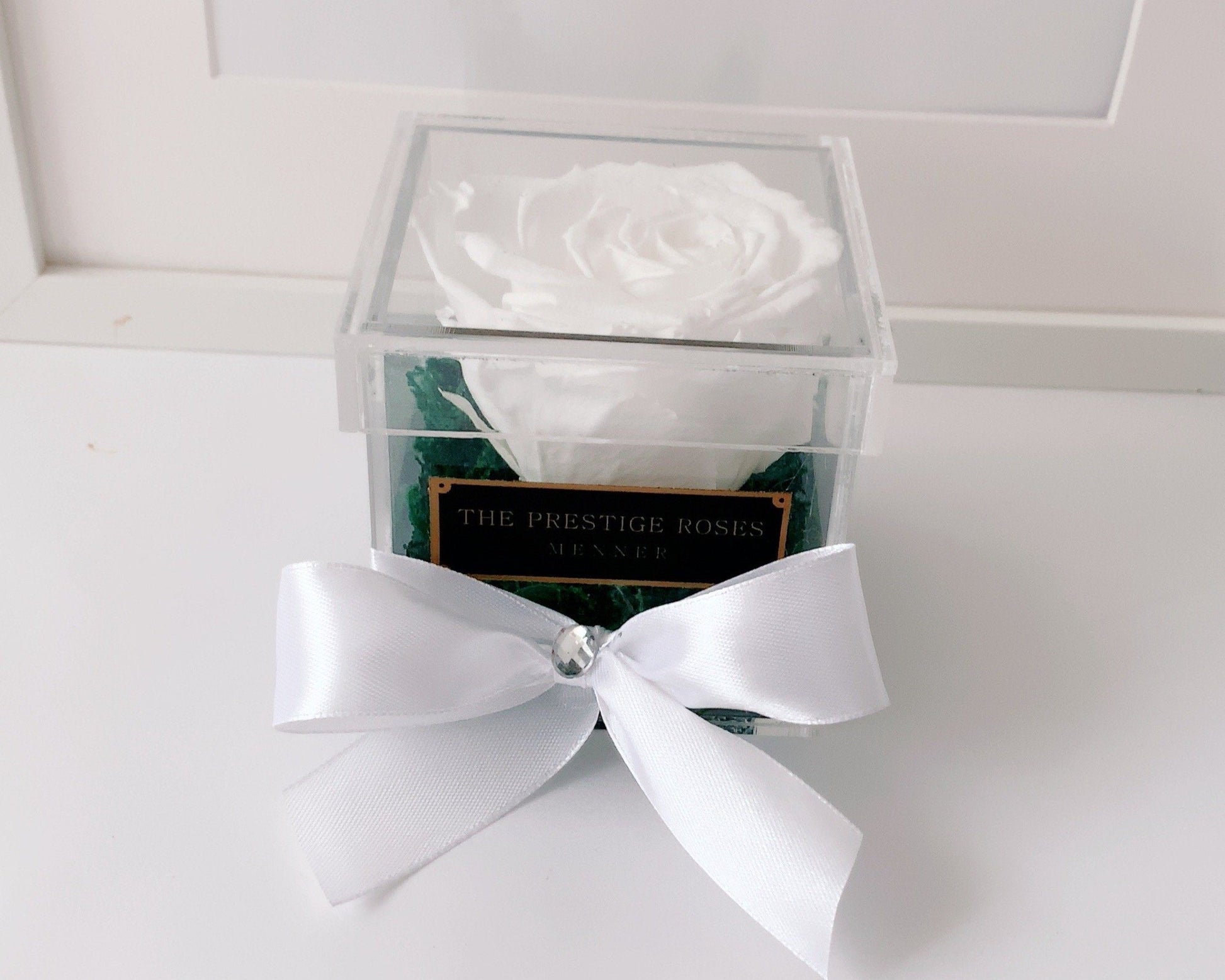 Rosa preservada blanca en caja acrílica transparente