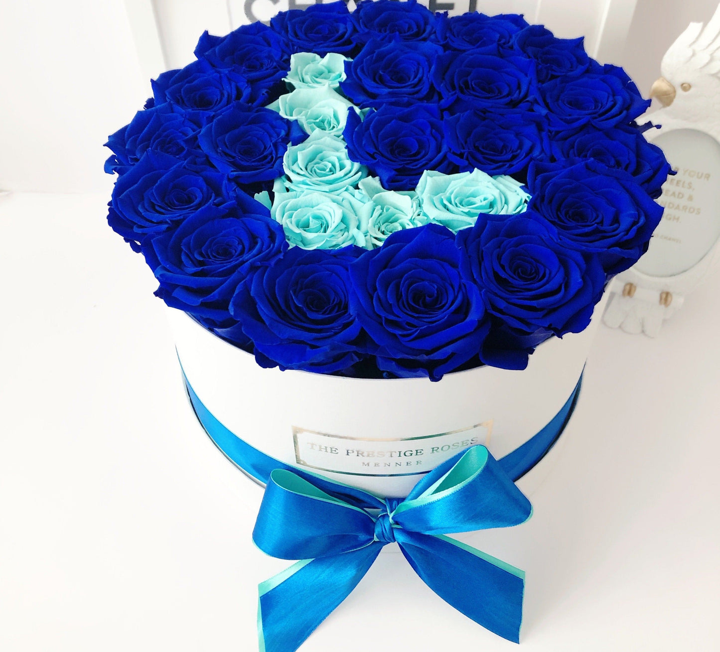 Arreglo de rosas frescas azules en una caja cilíndrica elegante, ideal para regalos y eventos especiales - The Prestige Roses Madrid