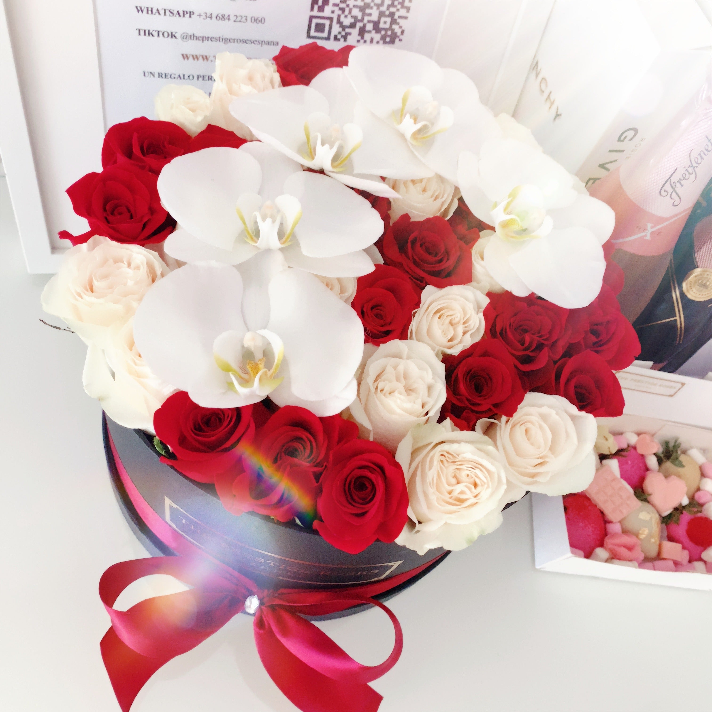 Rosas eternas en caja blanca corazon amor gold & red