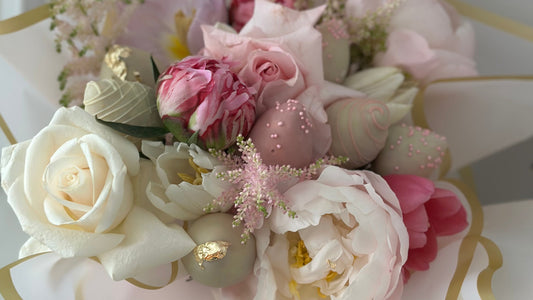 Ramo blanca con rosas frescas en tonos rosa claro y blanco – regalo de lujo con envío a Barcelona