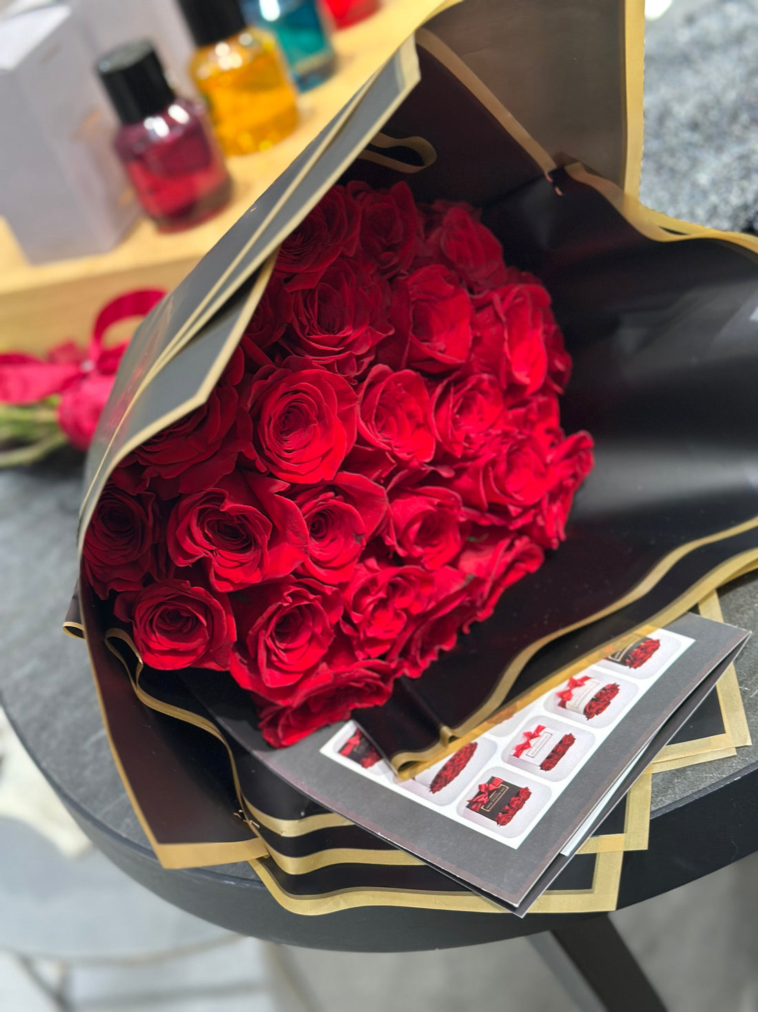  Entrega de flores frescas a domicilio en Madrid con cajas elegantes y personalizadas. 
