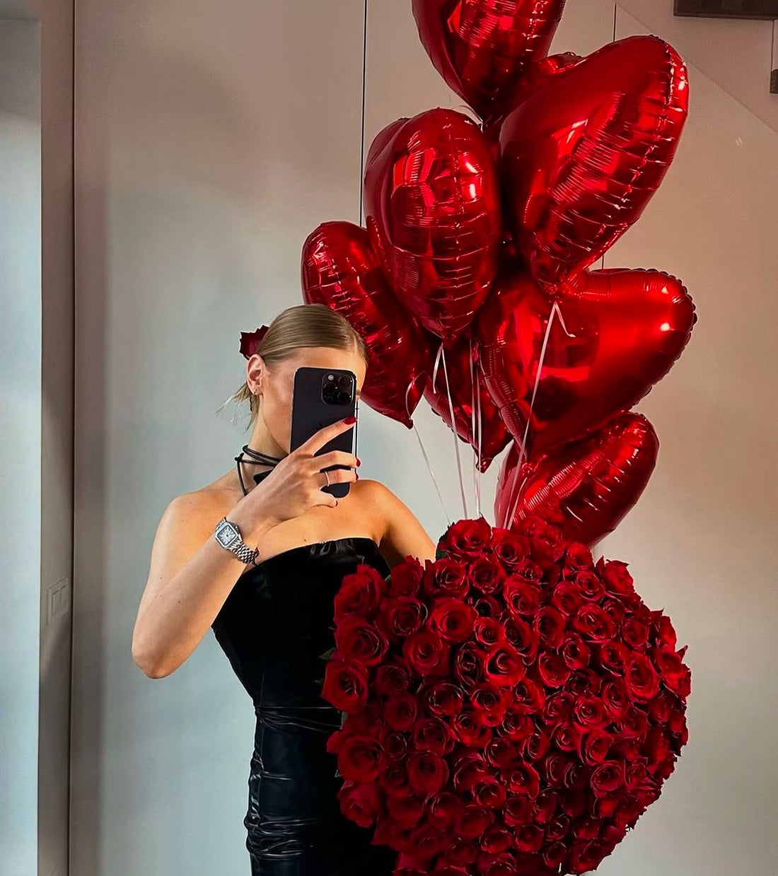  Heart-shaped bouquet of red roses paired with red heart balloons, a luxurious and romantic gift arrangement by The Prestige Roses Madrid. 