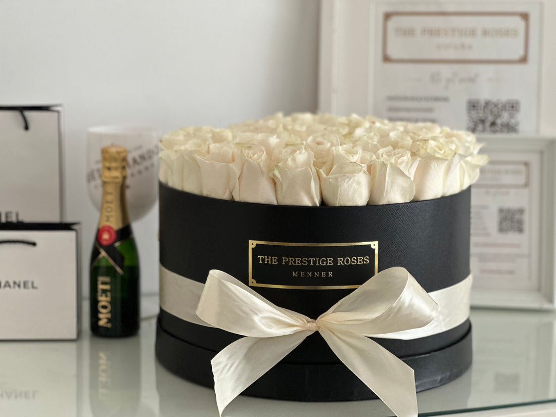 Caja negra elite de rosas blancas de lujo de The Prestige Roses Madrid, arreglo elegante ideal para regalos exclusivos y ocasiones especiales.