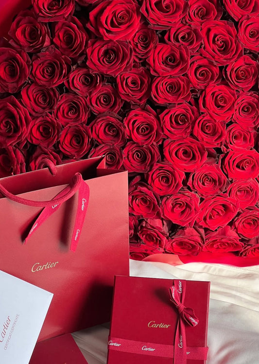 Arreglo romántico con globos de corazón rojos y caja de rosas rojas de lujo, ideal para sorpresas en Madrid.