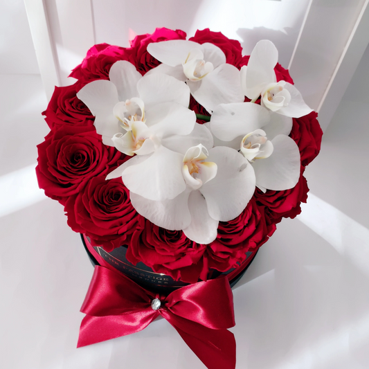Ramo de rosas rojas con orquídeas blancas para entrega a domicilio en Madrid