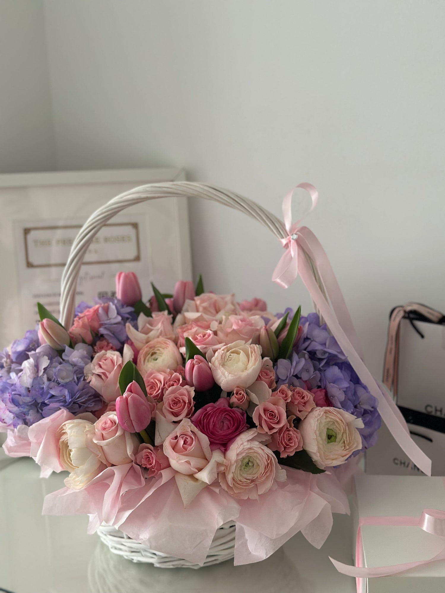 Cesta de flores frescas de primavera con bombones artesanales de chocolate blanco y con leche – Regalo de Pascua exclusivo de The Prestige Roses Madrid
