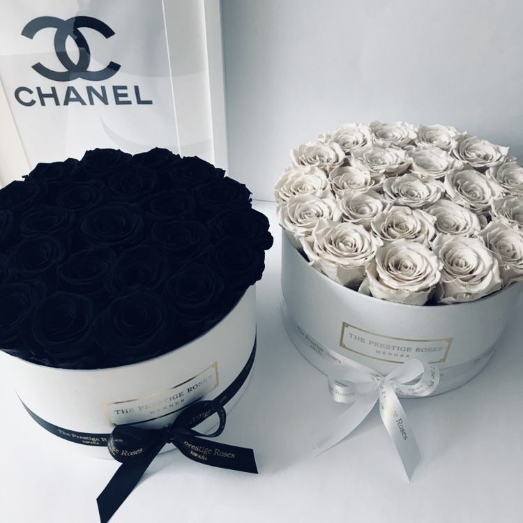 Caja de rosas eternas blancas y negras estilo elegante ideal para Día de Todos los Santos o santos